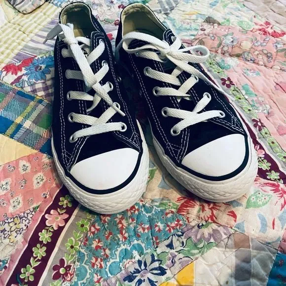 Black converse chucks sneakers perfect wear w/ dress or jeans shoes Fall  winter